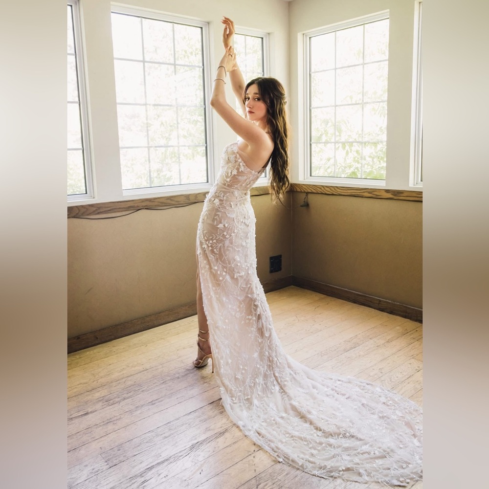 Eisen Stein Jay Wedding Dress - Picture 2 of 4